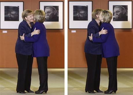 Dvojsnmek zachycuje uvtn Angely Merkelov a Hillary Clintonov. Ob eny na setkn pily takka identicky obleen.